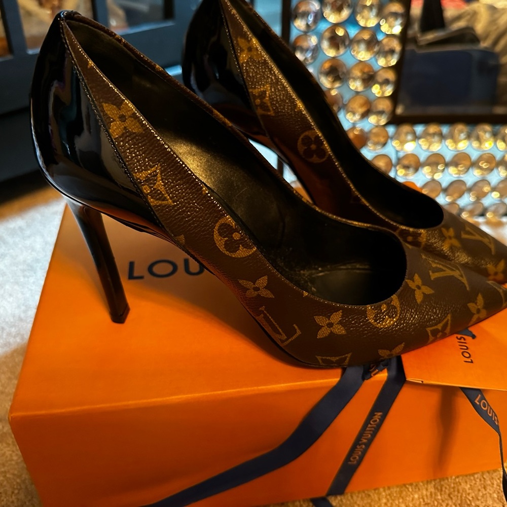 Louis Vuitton Cherie pump